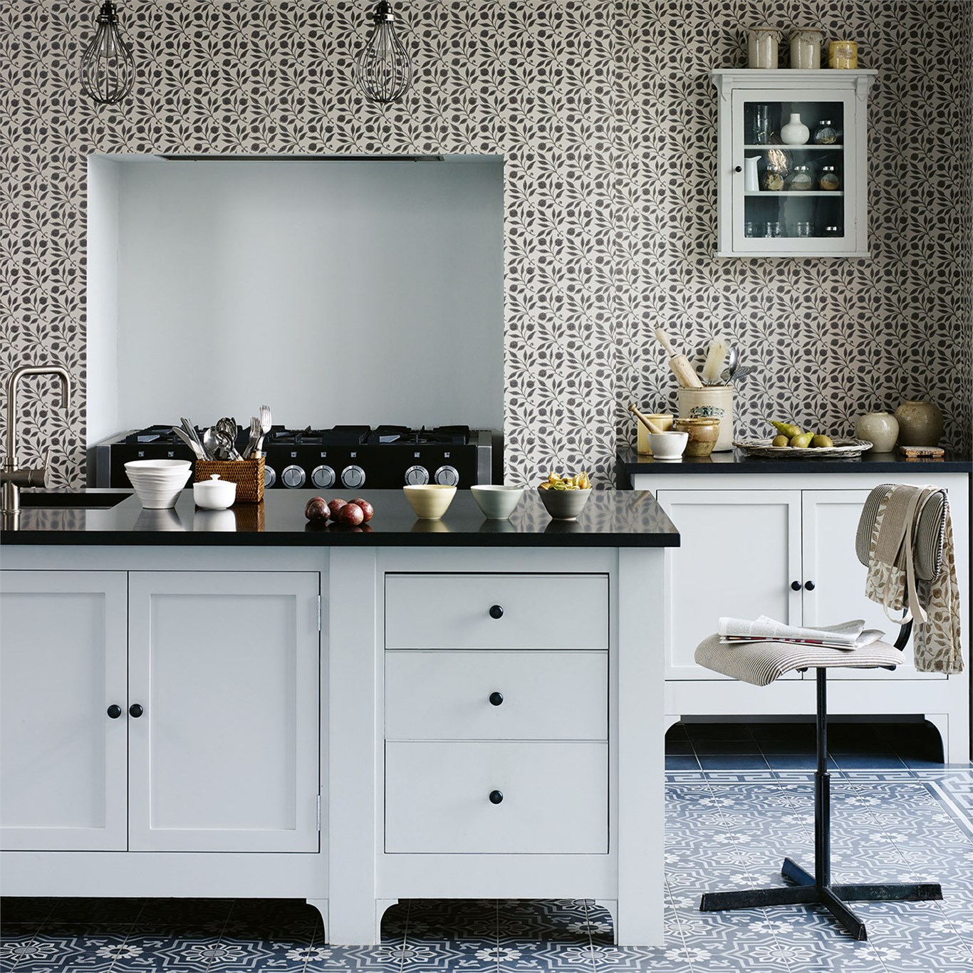 Обои Morris Archive Wallpapers III Rosehip 214711 фото в интерьере Обои Morris Archive Wallpapers III Rosehip 214711 фото в интерьере